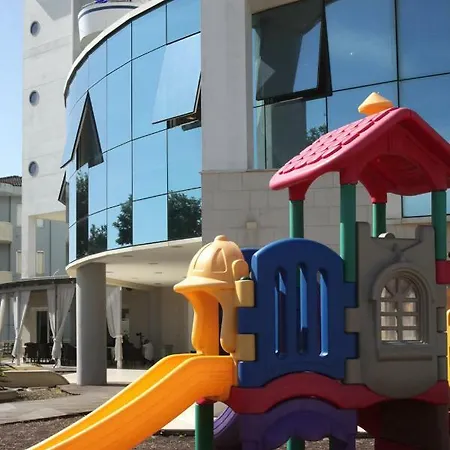 Alexander ホテル 3*